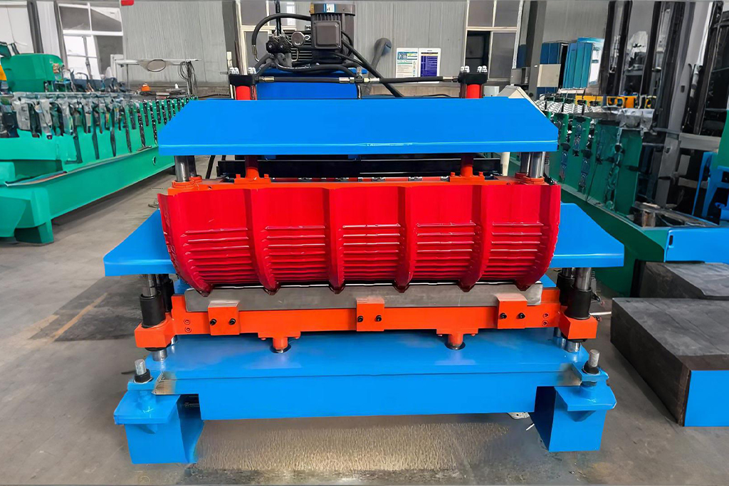 Hydraulic roof sheet bending machine
