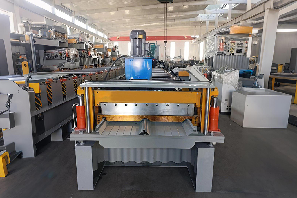 Self lock roof panel roll forming machine